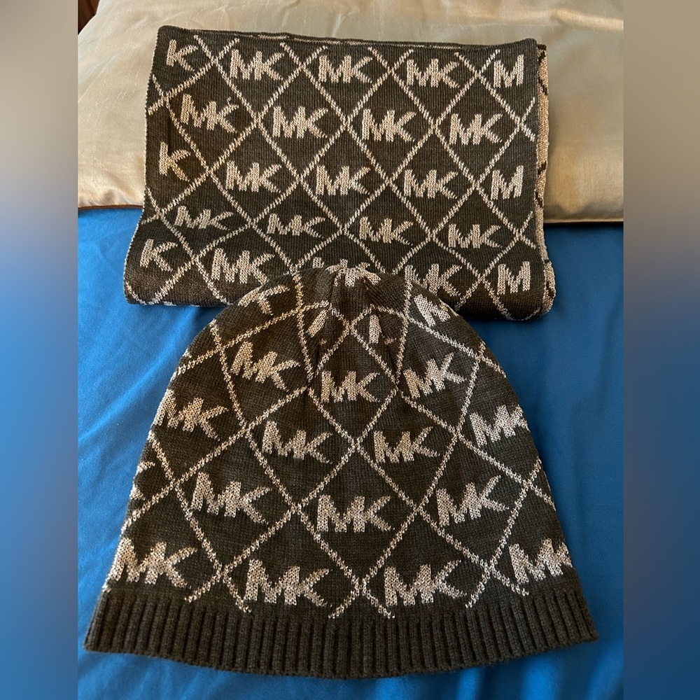 Michael Kors signature logo hat and scarf set.. NWOT.. never been worn..